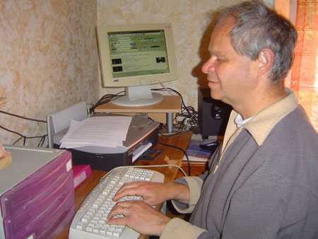 Guy et son ordinateur pour créer ses arrangements