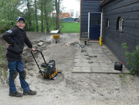 Michael onze eigen stratenmaker....vakman.