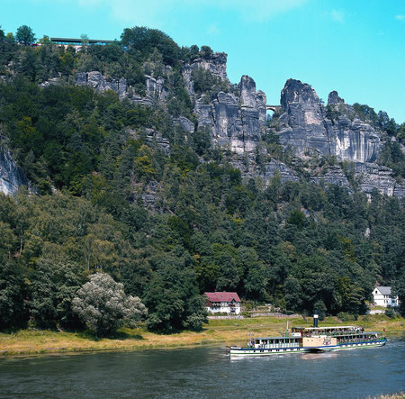 Elbe-Schauffelraddampfer // oben: Basteibrücke