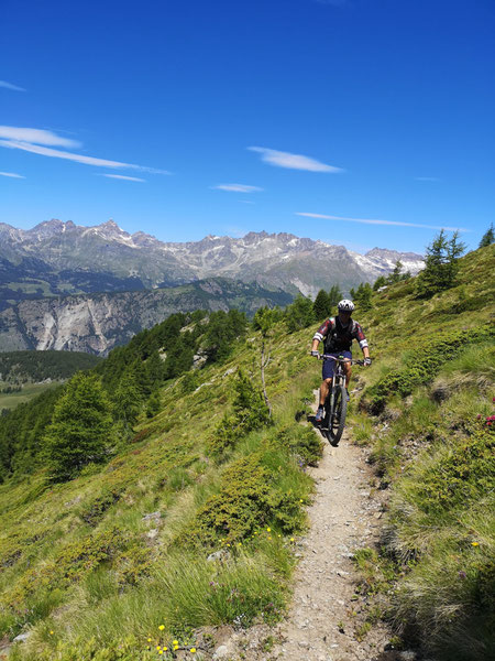 pedaliamo su panoramico single track a balcone su LA MAGDALEINE