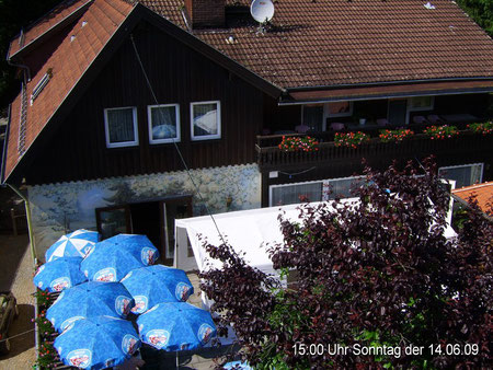 Webcam 1 Blick auf die Südseite des Hauses mit Terrasse um 15:00 Uhr Sonntag der 14.06.09