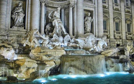Oceano dirige le acque nella Fontana di Trevi 