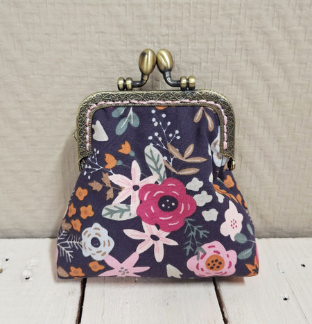 porte-monnaie rétro femme, tissu bleu marine avec fleurs colorées, fermoir métallique bronze, bourse style vintage élégant, fabrication artisanale française