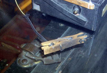 Seltenes Museumsstück: Eine Holzwäscheklammer unbekannter Herkunft