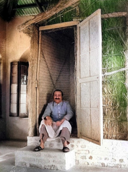 1947 : Baba in Mahabaleshwar, India. Colourized image by Nagendra Gandhi.