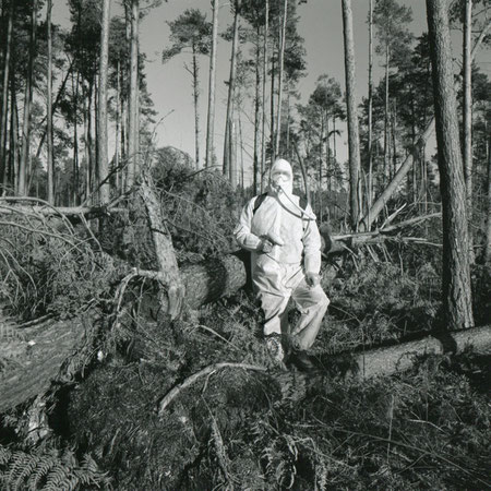 Autoportrait N° 14. 1999. Après la tempête de décembre 1999, recherche d'un site pour la création d'un Tchernobyylland