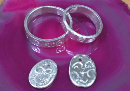 結婚式には特注で、普段使いには手作りのリングで