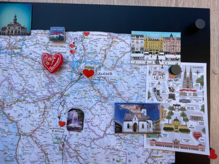 Hier klebten die ersten Spots unseres Kroatien-Roadtrips 2023 auf der Landkarte in der Schiebetür