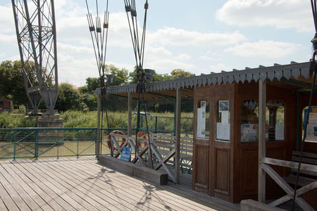 Cabine du Pont Transbordeur de Rochefort en mouvement au-dessus de la Charente.