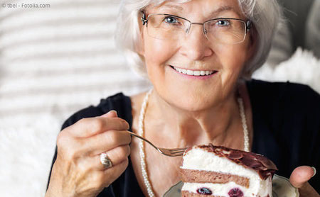 Mit fest sitzenden Zähnen auf Implantaten können Sie nicht nur wieder alles essen, was Sie mögen. Es schmeckt auch wieder besser!