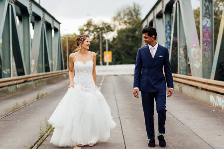 Brautpaar auf Brücke in Berlin Köpenick