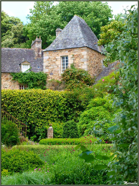 Une partie des Quatre Carrés et le Manoir - Les Jardins du Kerdalo à Trédarzec, Côtes d'Armor