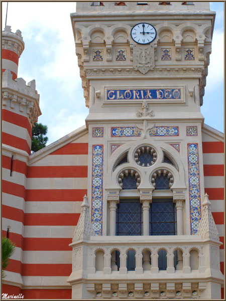 Chapelle Algérienne, détail de la façade, clocher et balcon,  Village de L'Herbe, Bassin d'Arcachon (33)