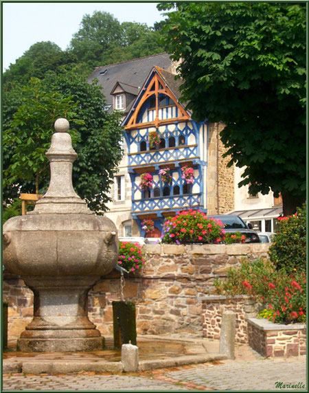 Derrière la fontaine, la "Tour Eiffel", Place Le Trocquer à Pontrieux, Côte d'Armor (22)