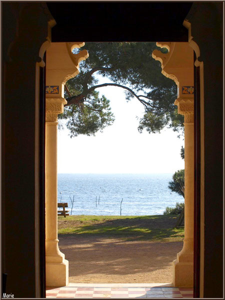 Chapelle Algérienne, vue sur l'extérieur depuis le porche de l'entrée avec le Bassin juste en face, Village de L'Herbe, Bassin d'Arcachon (33)  