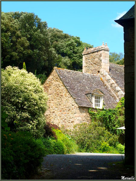 Le Manoir vu du chemin vers l'entrée - Les Jardins du Kerdalo à Trédarzec, Côtes d'Armor (22) 