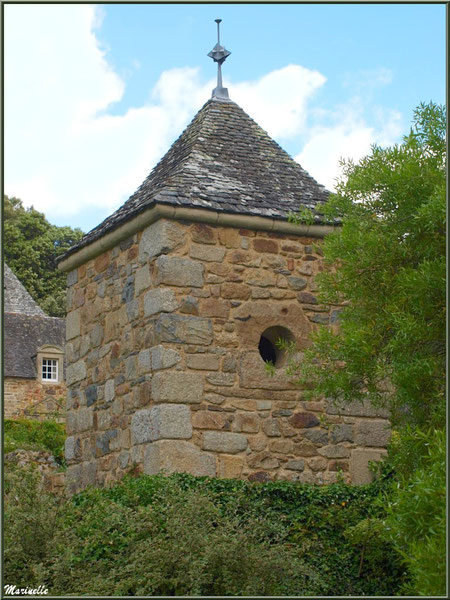 Le Manoir et une des annexes dans les Quatre Carrés - Les Jardins du Kerdalo à Trédarzec, Côtes d'Armor (22)