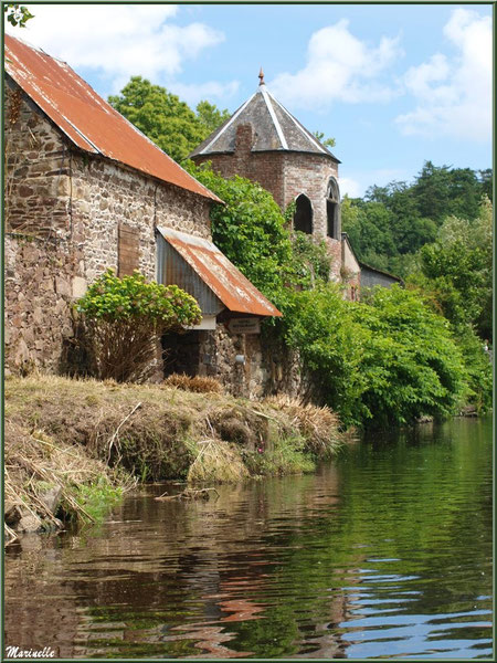 Belle maison bourgeoise avec sa tourelle au-dessus de son lavoir personnel en bordure du Trieux, Pontrieux, Côte d'Armor (22) 