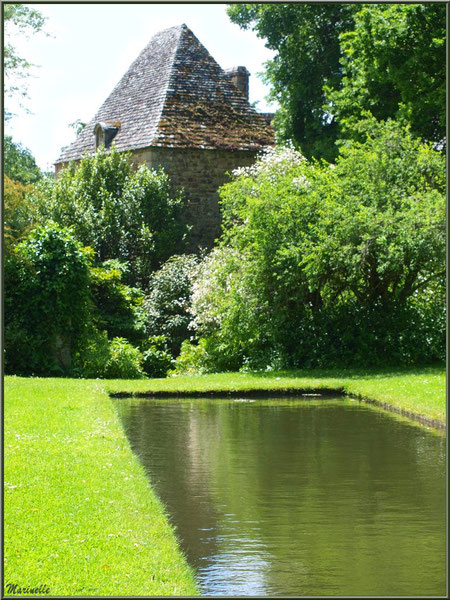 Le Canal avec son bassin et vue sur le Manoir - Les Jardins du Kerdalo à Trédarzec, Côtes d'Armor