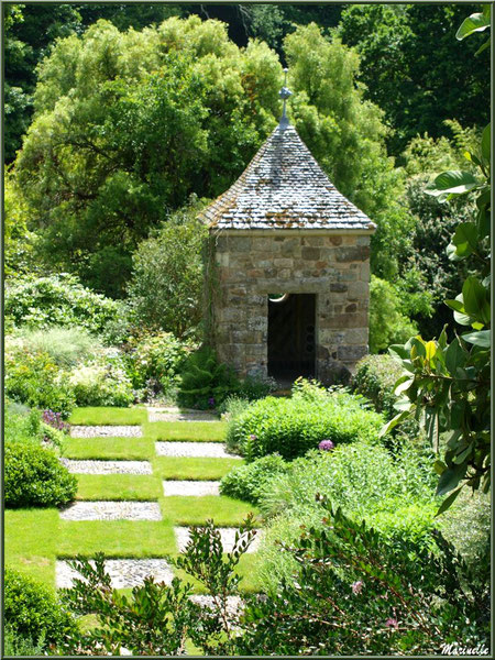 Les Quatres Carrés et un petit pavillon aux mosaïques en coquillages - Les Jardins du Kerdalo à Trédarzec, Côtes d'Armor (22)   