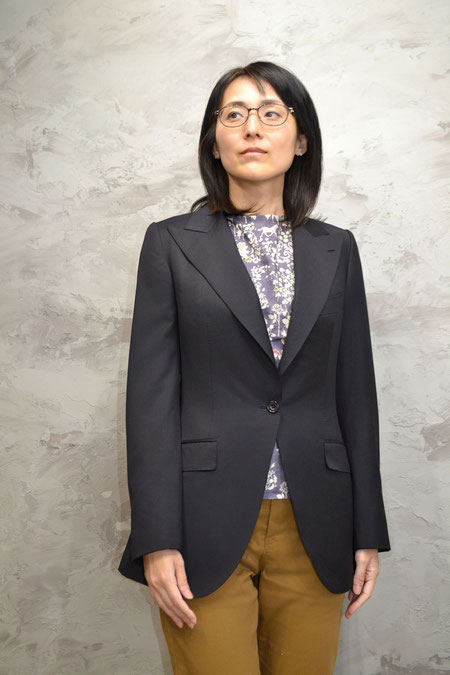 黒ウーステッドのジャケットを着た女性