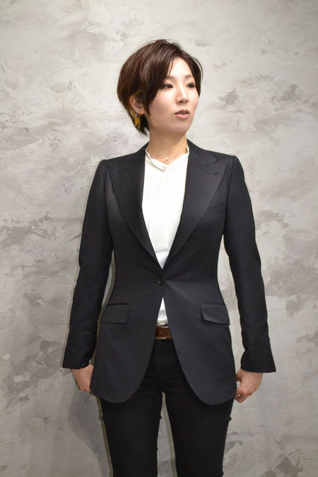 黒ウーステッドのジャケットを着た女性
