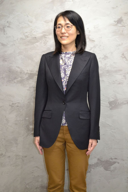 黒ウーステッドのジャケットを着た女性