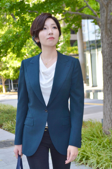 深緑色のジャケットを着た女性