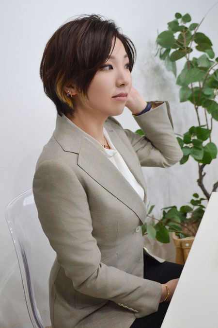 ビスポーク仕立てのジャケットを着た女性