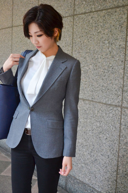 レディースオーダースーツを着た女性の画像。仕立て(ビスポーク)の良さが全面に出ている。
