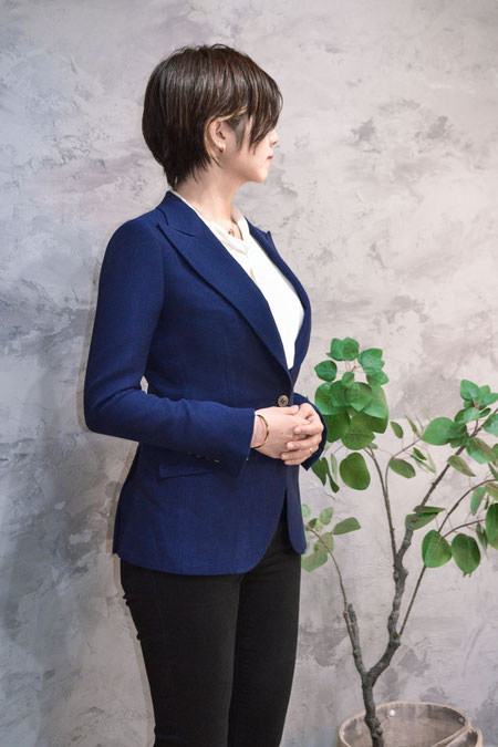 オーダーメイド（ビスポーク仕立て）のジャケットを着た女性