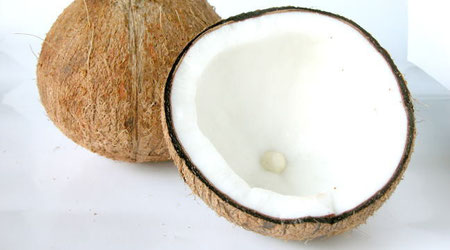 新鮮なココナッツの白い果肉部分を細かく砕いて圧搾した１００％ピュアなオイルです