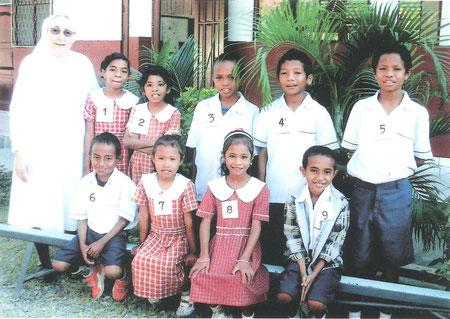 Suor Gianna e un gruppo di bambini della missione Salesiana a Timor Est
