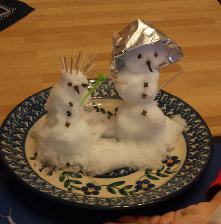 Zwei Mini-Schneemänner auf großem Teller 