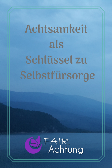 Es ist ein kanadische See in verschiedenen Grau- und Blautönen zu sehen. Dort steht: "Achtsamkeit als Schlüssel zu Selbstfürsorge" Und das Logo von Fair-Achtung ist zu sehen.