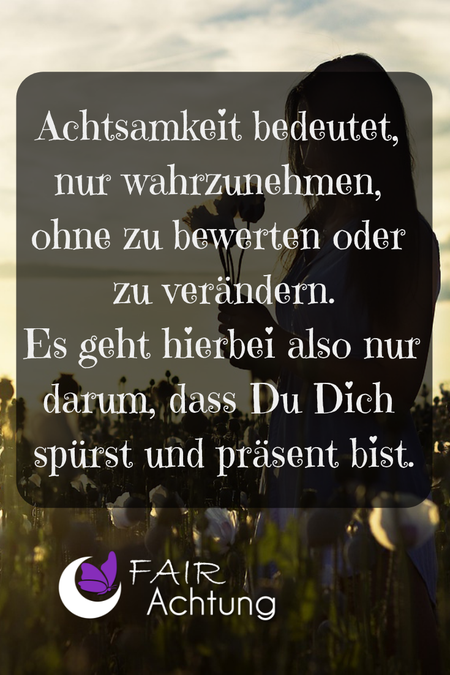 Eine Frau steht im Wildblumenbeet und hat einige gepflückte Blumen in den Händen. Sie wirkt in sich gekehrt. Dort steht "Achtsamkeit bedeutet, nur wahrzunehmen, ohne zu bewerten oder zu verändern. Es geht hierbei also nur darum, dass Du Dich spürst und pr