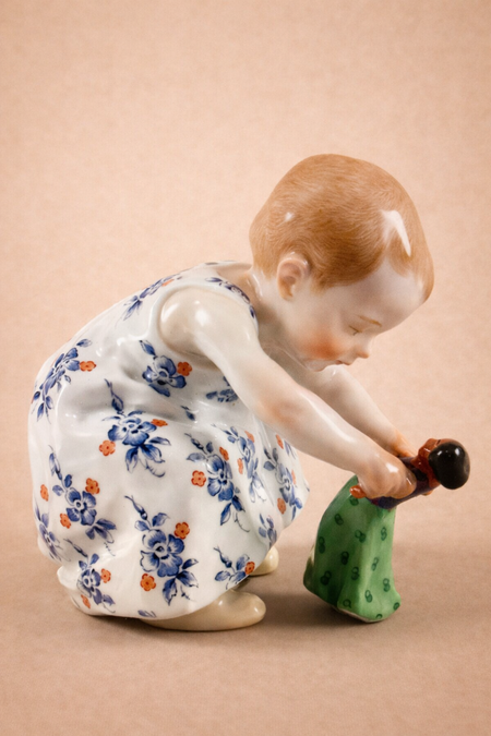 Porzellan Figur Hentschelkind "Kind mit Puppe" Meissen. Porzellan Figuren Ankauf in Berlin Lichtenrade.