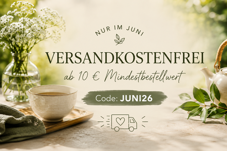 Teetasse, Kanne und Blumen mit Text "Nur im Juni - Versandkostenfrei ab 10 EUR Mindestbestellwert. Code: JUNI26