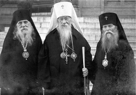 Metropolit Evlogius mit Erzbischof Vladimir von Nizza (rechts) und Bischof Sergej von Prag (links)