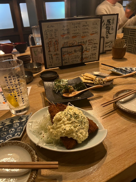山口県湯田温泉駅近くにある酒ト魚きんぎょという囲炉裏焼きのお店で、アジフライ、なめろう、いちじくクリームチーズがテーブルに並んでいる様子。