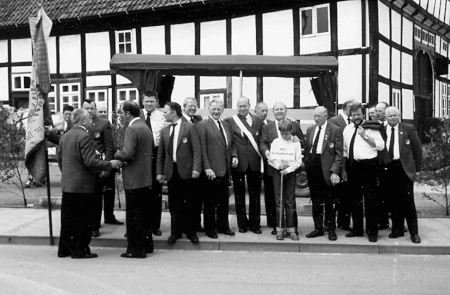 1981 - Ein Teil der Sänger in Vorbereitung auf den Umzug durch den Ort