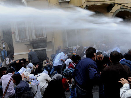 Istanbul, d. 4. november 2012: Politiet angriber fangesolidaritetsdemonstration med tåregas og vandkanoner