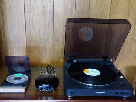 右からレコードプレイヤー、アンプ、CDプレイヤー