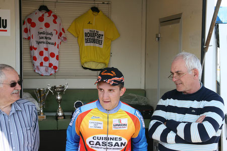 Mr Christian Theron, Maire, et Mr Joël Castany avec Romain Vergnettes vainqueur du contre la montre en 2010 et 2012