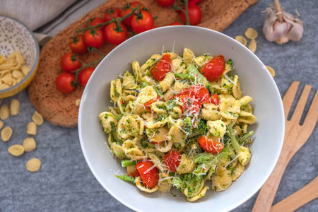 Pasta with tomatoes and broccoli