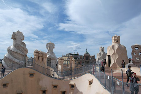 Ausblick von der Dachterrasse der Pedrera mit seinen geschwungenen Türmen.