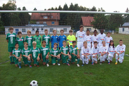 Die beiden Mannschaften. In Grün die D-Jugend des FC 08 Homburg.