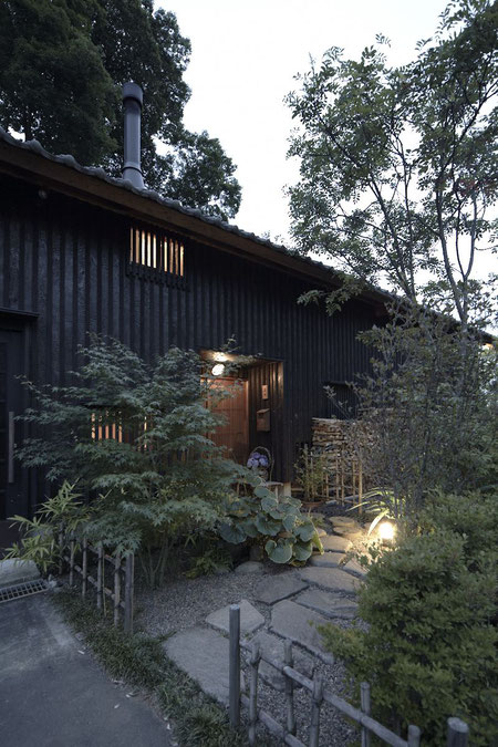 まるで旅館のような佇まいで、焼き杉の外観が美しい平屋建て。玄関を開けた時の空間の明るさを想像させる。