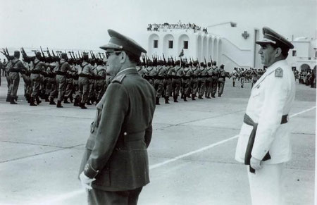 Los Generales López Valencia y Latorre Alcubierre pasando revista a las tropas en Sidi-Ifni en marzo de 1959 FOTO MARTÍNEZ