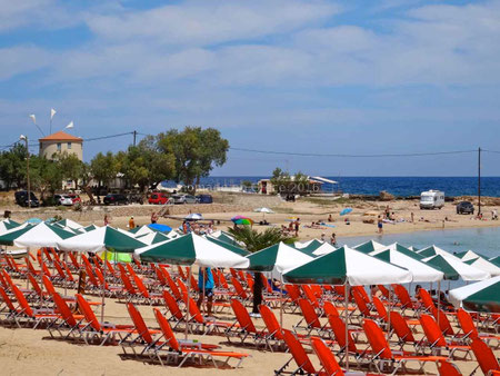 Le camping-car sur la plage de Stavros, à gauche le moulin et la taverne.